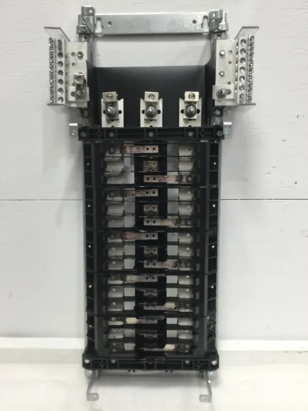 Flash Sale General Electric Reliagear Lighting Panelboard AQF3301MB Main Lug Panelboard 125A 208Y/120V NEMA 1 3Ph 4W - Guts Only