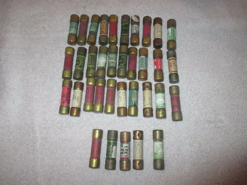 (35) Mixed Brands 30 Amp Non 30 / One Time Fuse (Fuses) One Day Deal