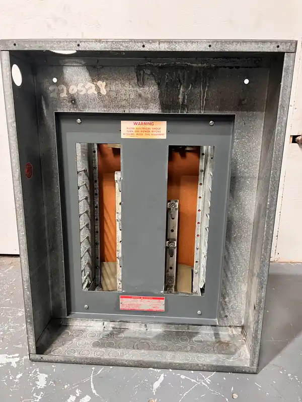 GE General Electric NHB 100 Amp 3 Phase 4 Wire 277/480V Panelboard Enclosure 29" x 22" Discount