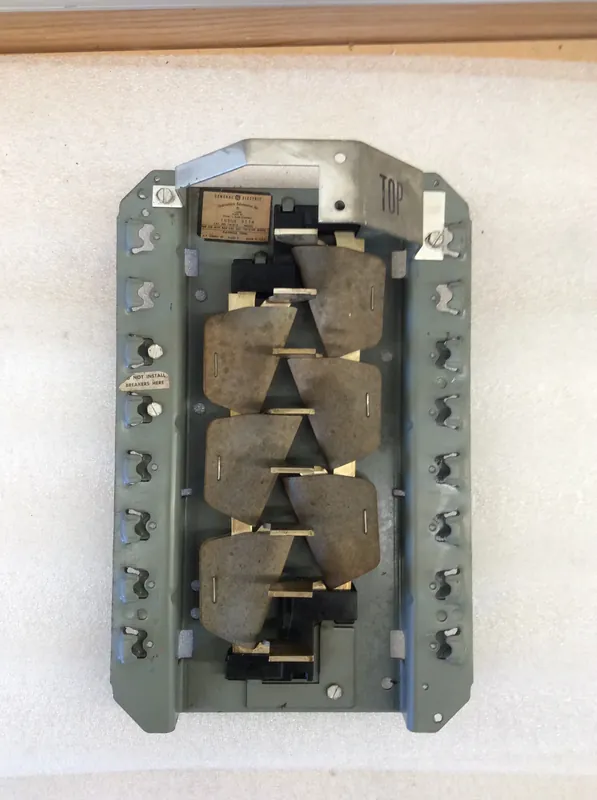 Certified General Electric TM1010E 12 Circuit 100A 120/240VAC Type THQ/THQL/TQL Interior (Guts Only)