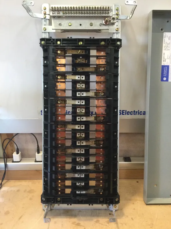 Ge General Electric Aqf3301cbx 125a 3ph/4 Wire 208y/120v 30 Circuit Panel Board Interior High Quality